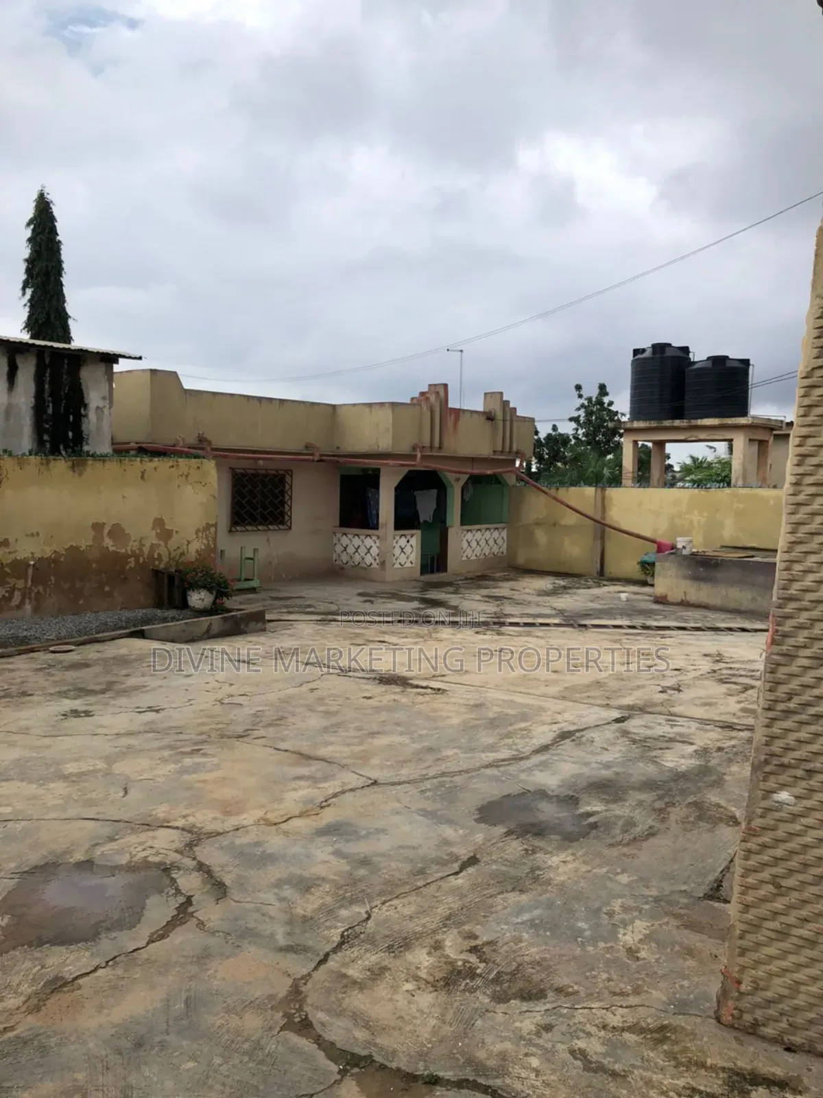 5bdrm House in Off New Market Road, Kasoa for sale
