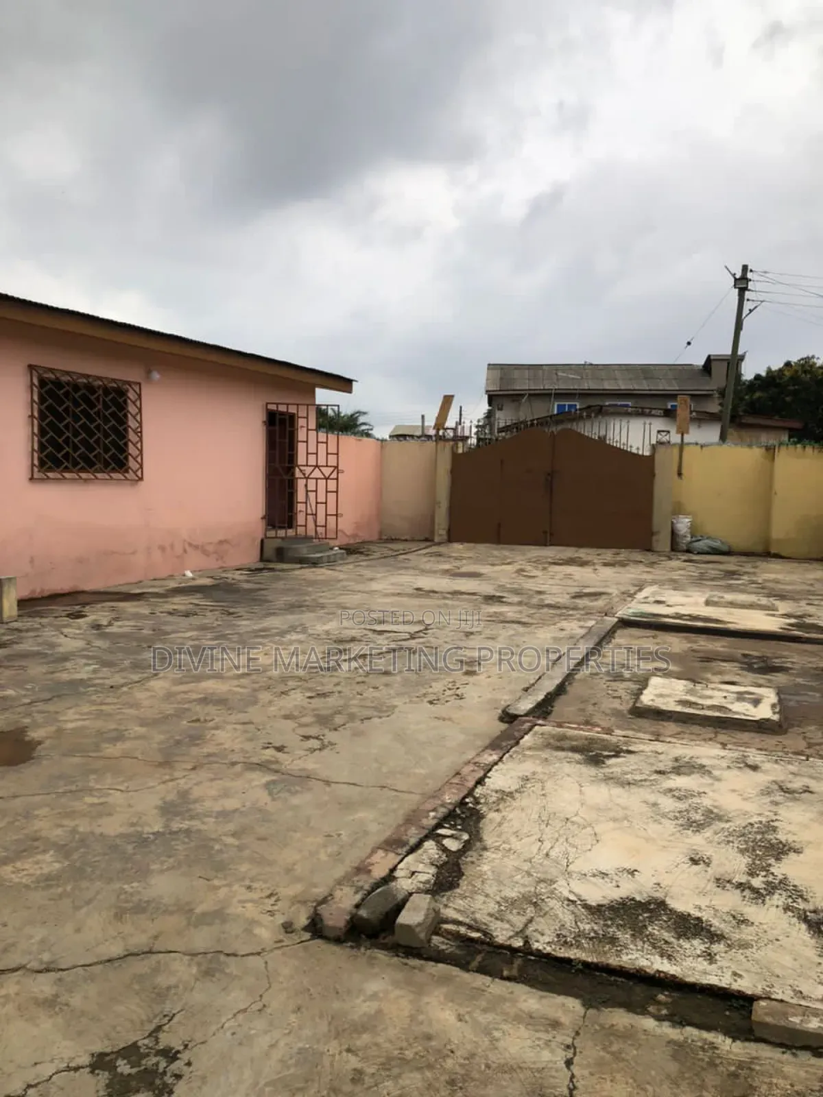 5bdrm House in Off New Market Road, Kasoa for sale