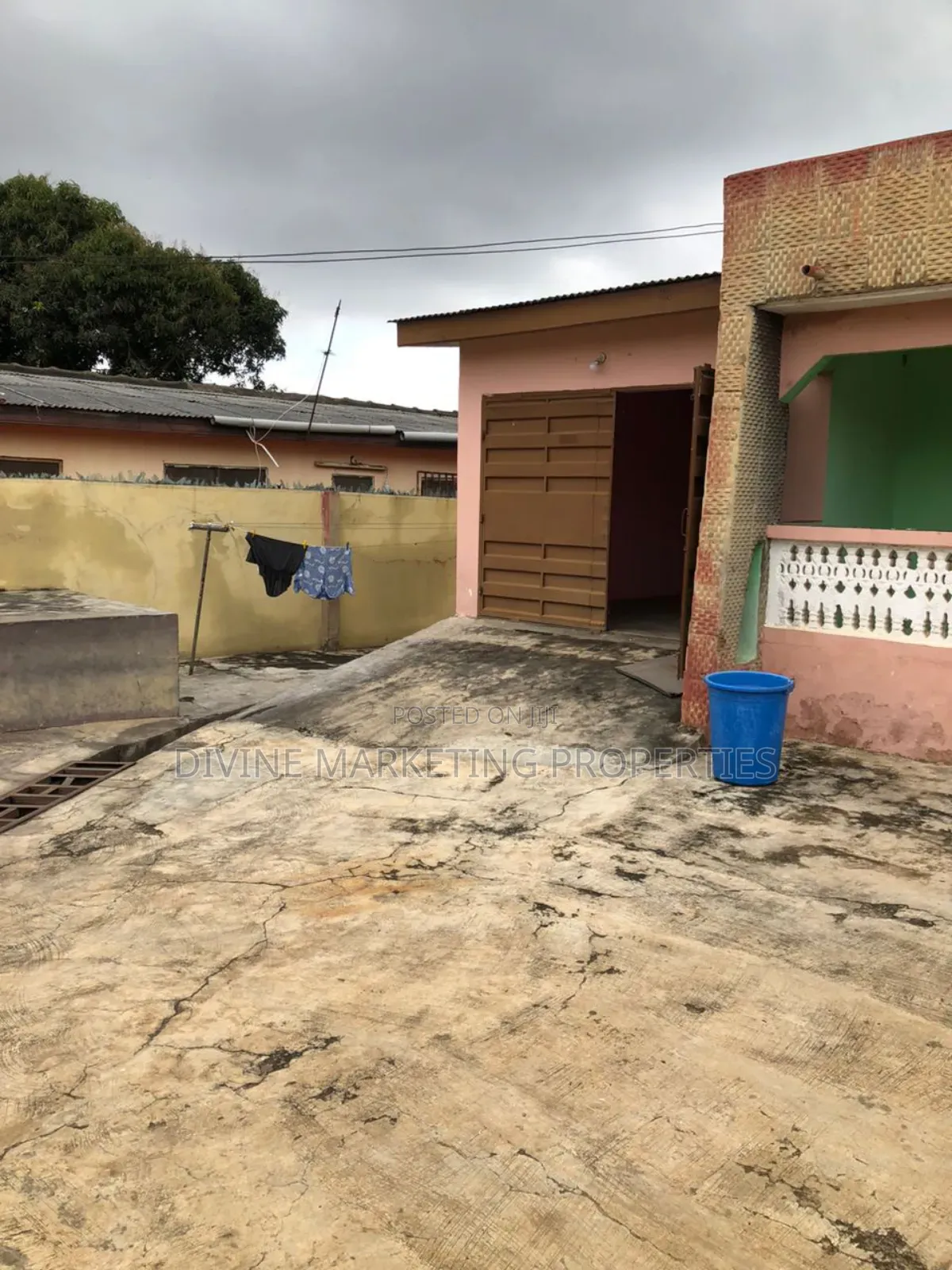 5bdrm House in Off New Market Road, Kasoa for sale