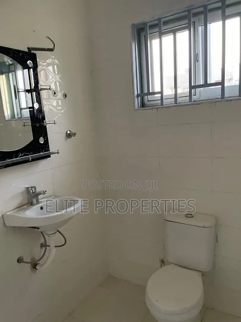 3bdrm House in Community 25 Adom for rent