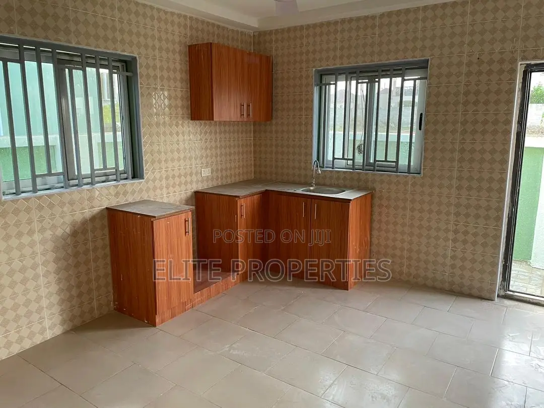 3bdrm House in Community 25 Adom for rent