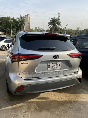 Toyota Highlander XLE AWD 2023 Silver