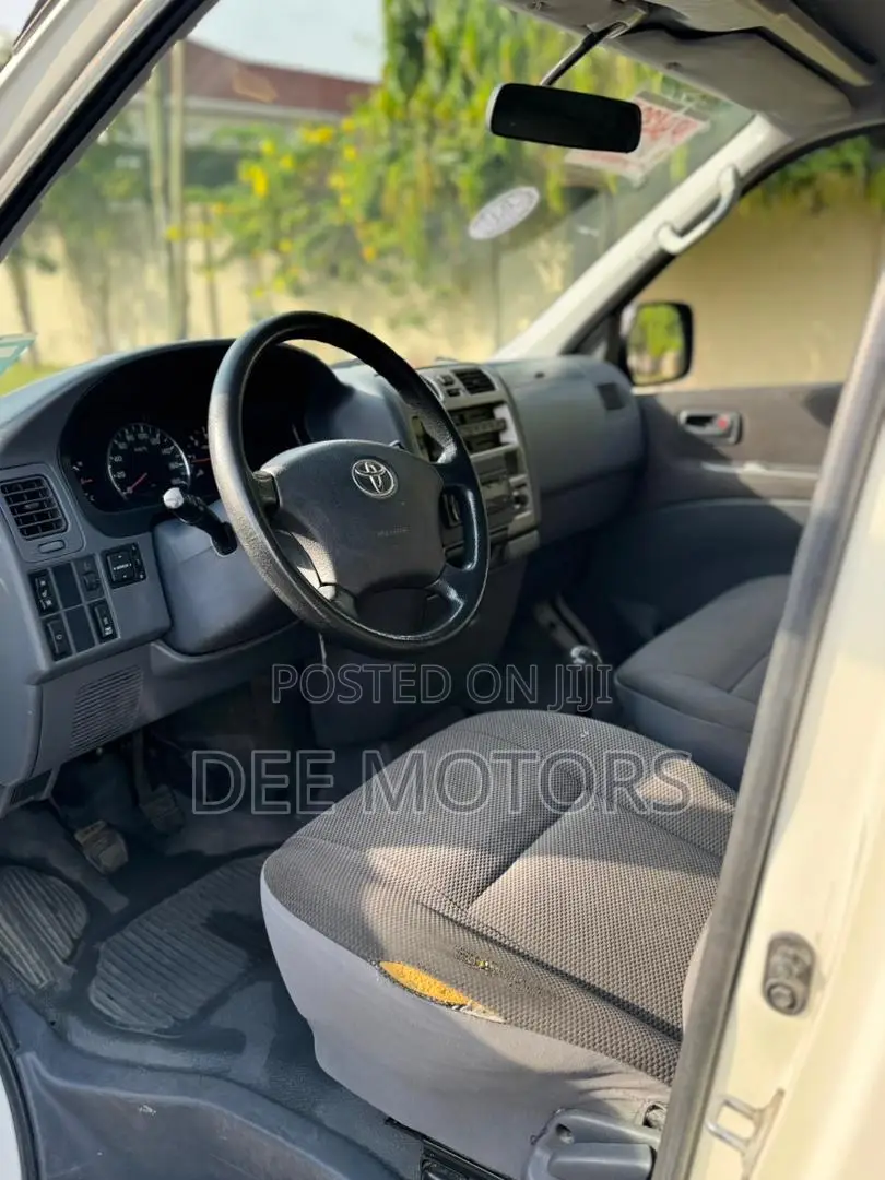 Toyota HiAce 2013 Black