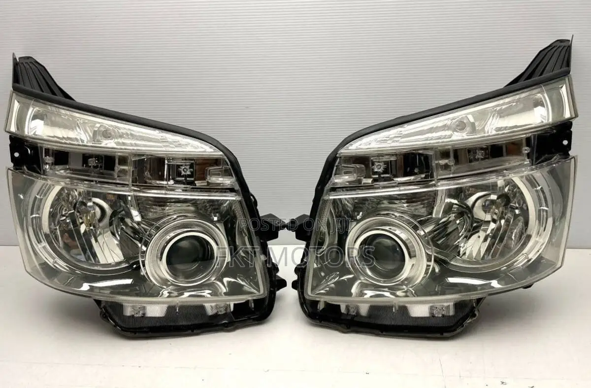 Toyota Voxy / Noah Headlights 2005,2006,2007,2008,2009,2010