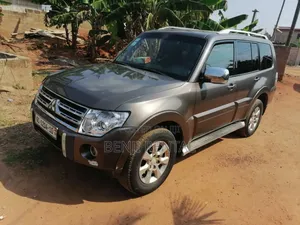 Mitsubishi Pajero 2010 Green