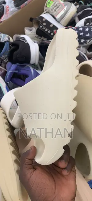 Yeezy Slide (Adidas)