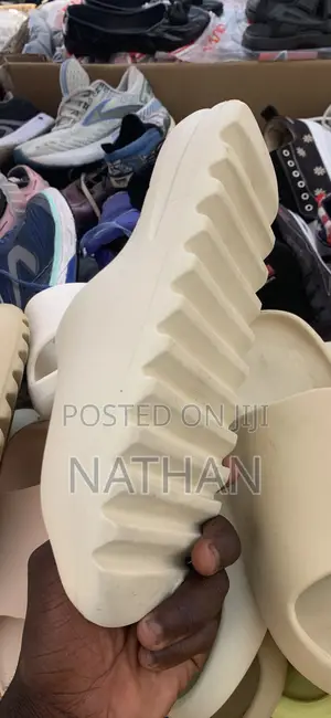Yeezy Slide (Adidas)