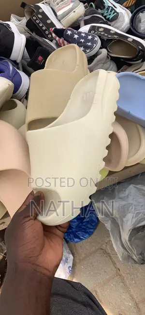 Yeezy Slide (Adidas)
