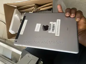 Apple iPad 9.7 128 GB Gray