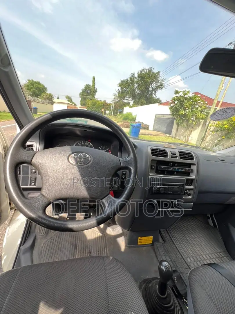 Toyota HiAce 2013 Black