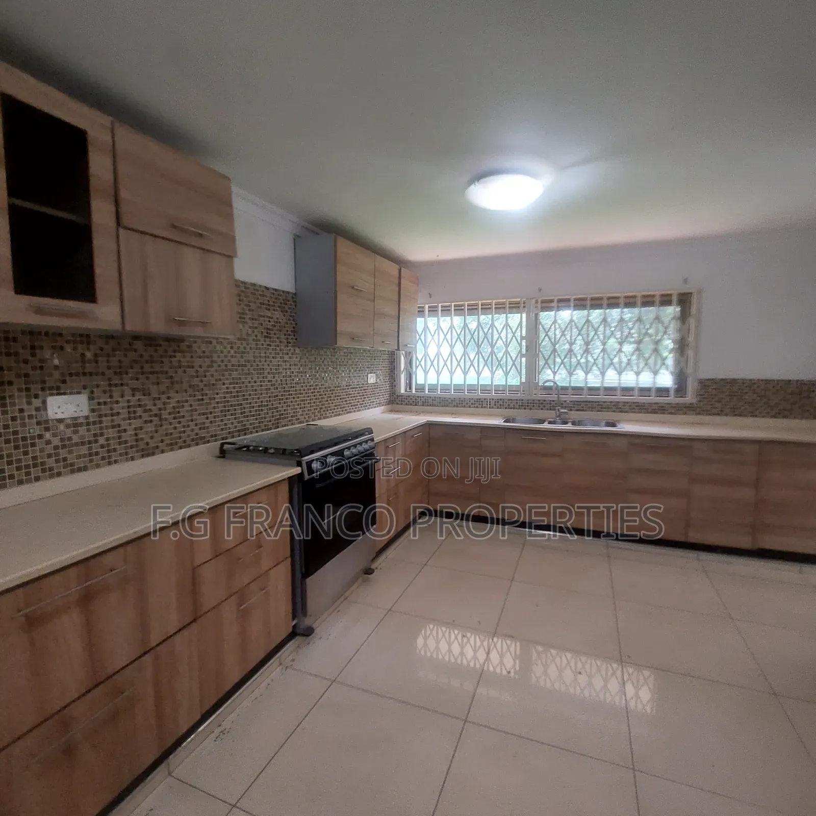 3bdrm House in Kg. Franco, Tema Metropolitan for rent
