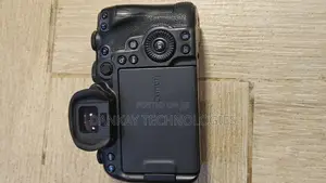 Canon R6 Camera Body With Battery and Charger