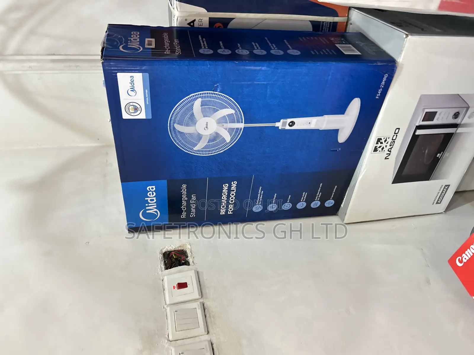 Accurate Fast Midea White Electric 18” Rechargeable Fan