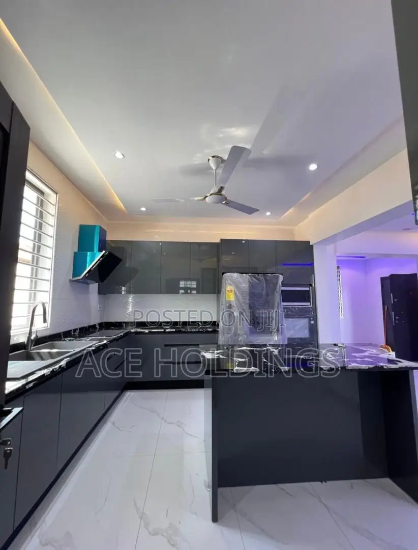 3bdrm Mansion in Ashale Botwe for sale