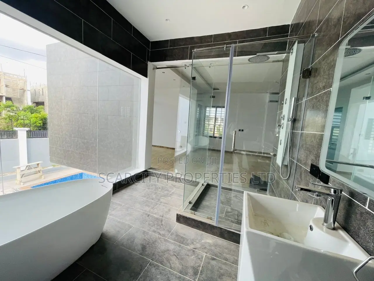 5bdrm House in Adenta for sale