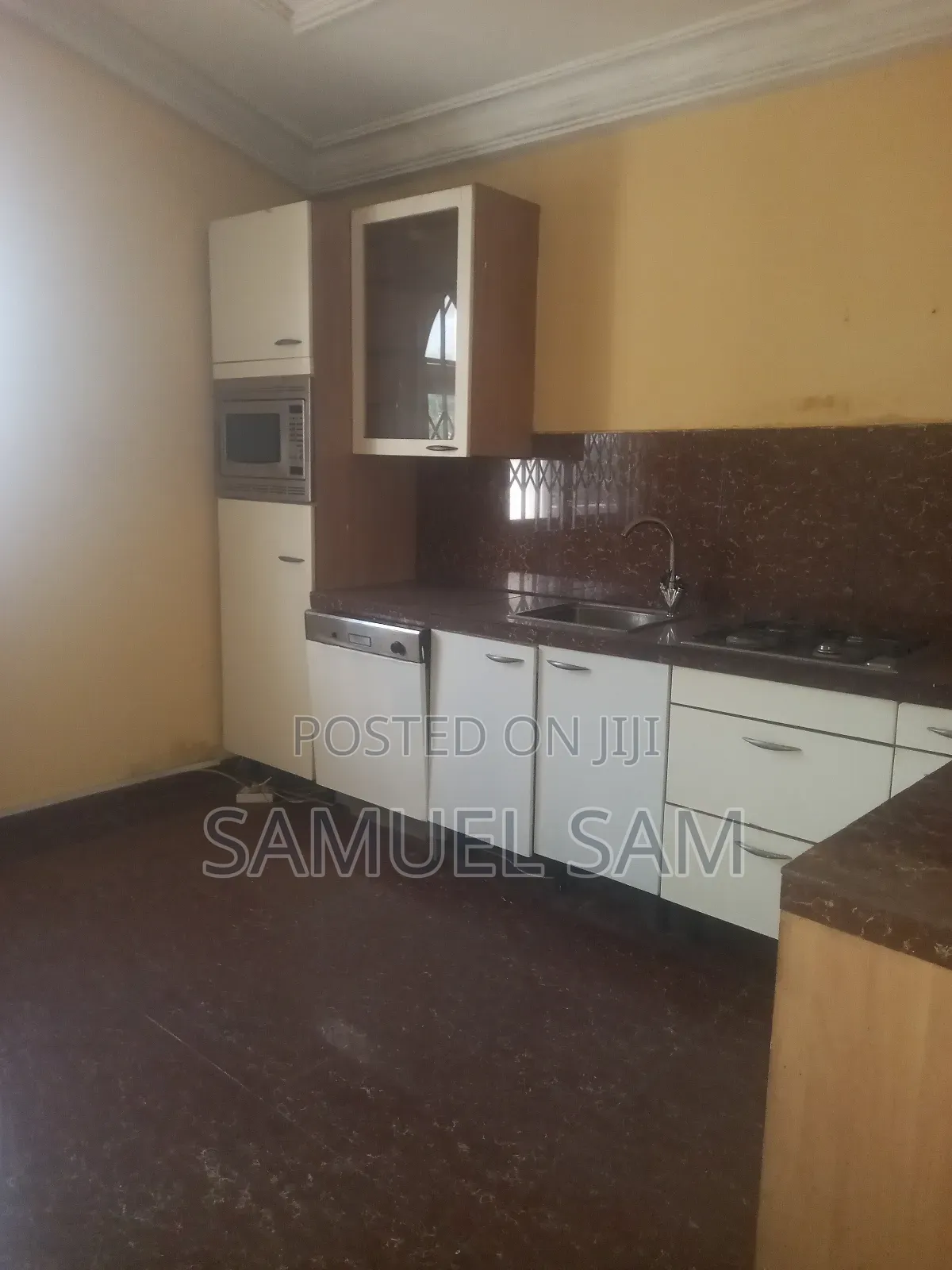 8bdrm House in Tema Community 12 for rent