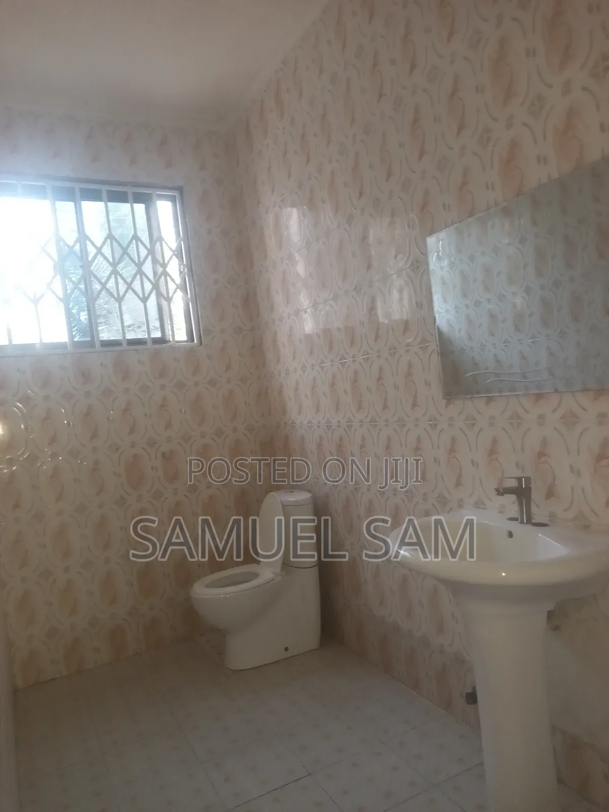 8bdrm House in Tema Community 12 for rent