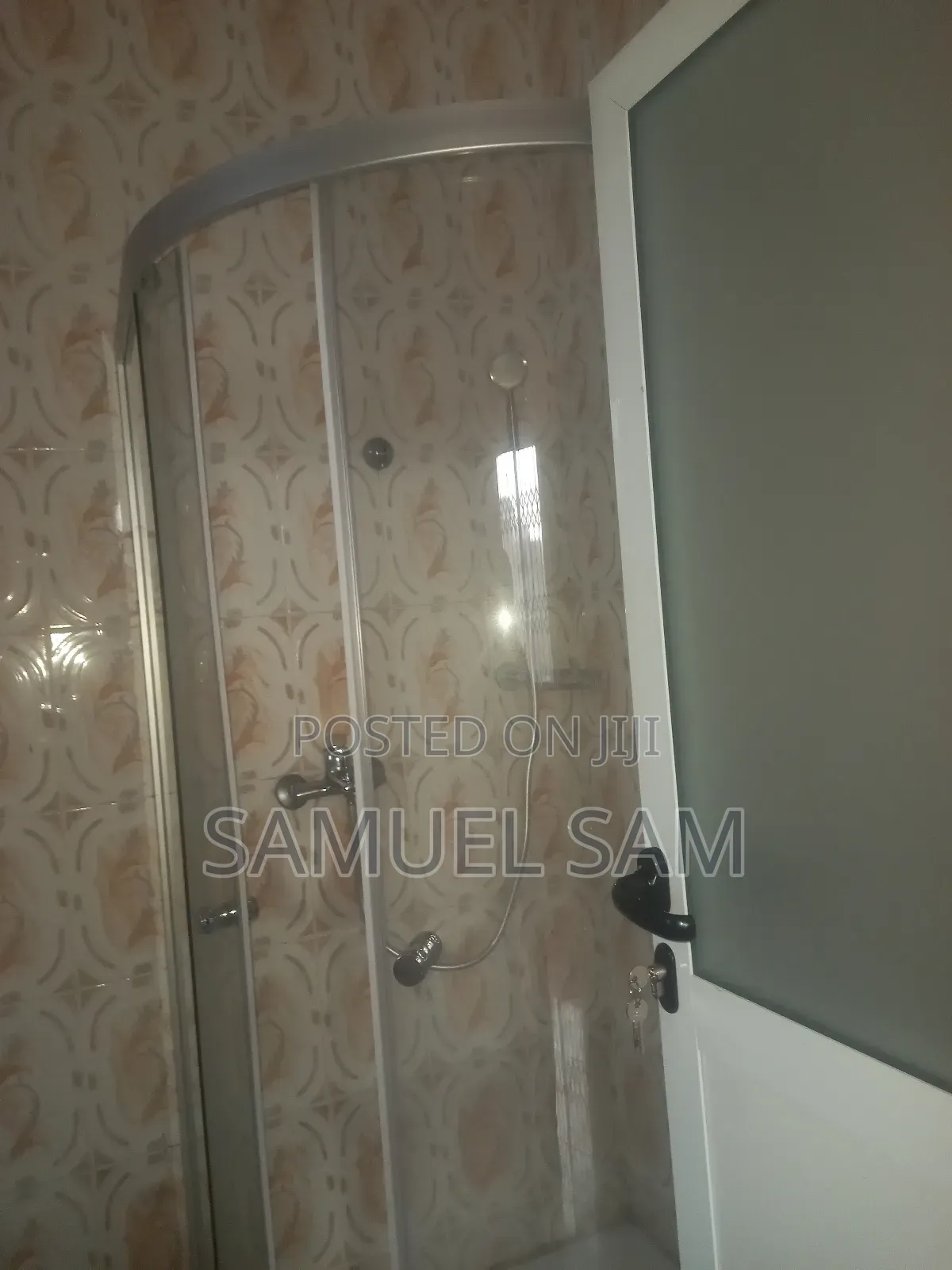 8bdrm House in Tema Community 12 for rent