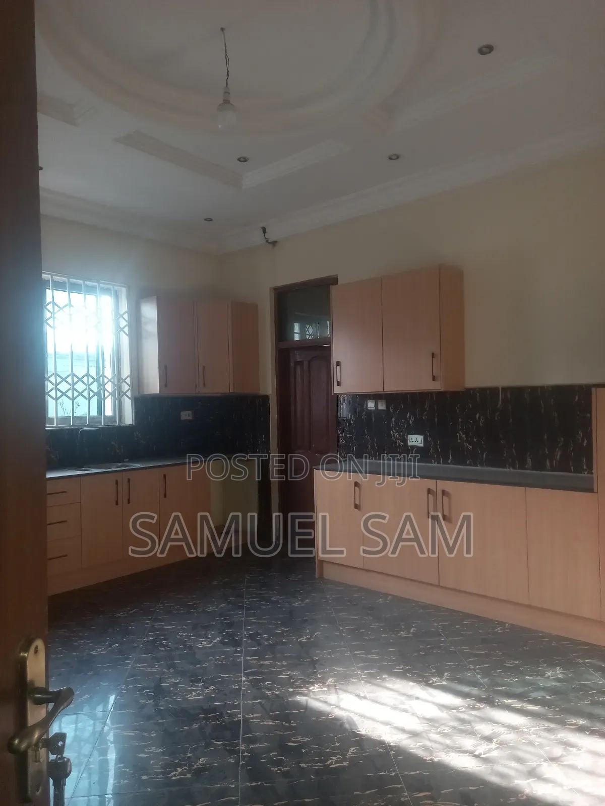 8bdrm House in Tema Community 12 for rent