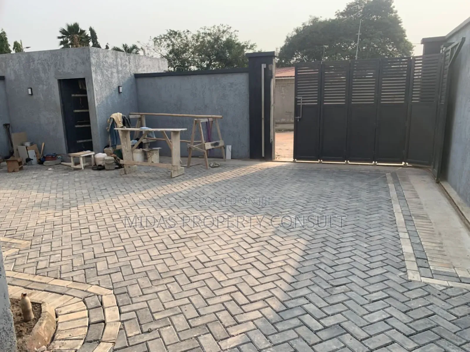 5bdrm House in Adjiringanor, Adjiriganor for sale