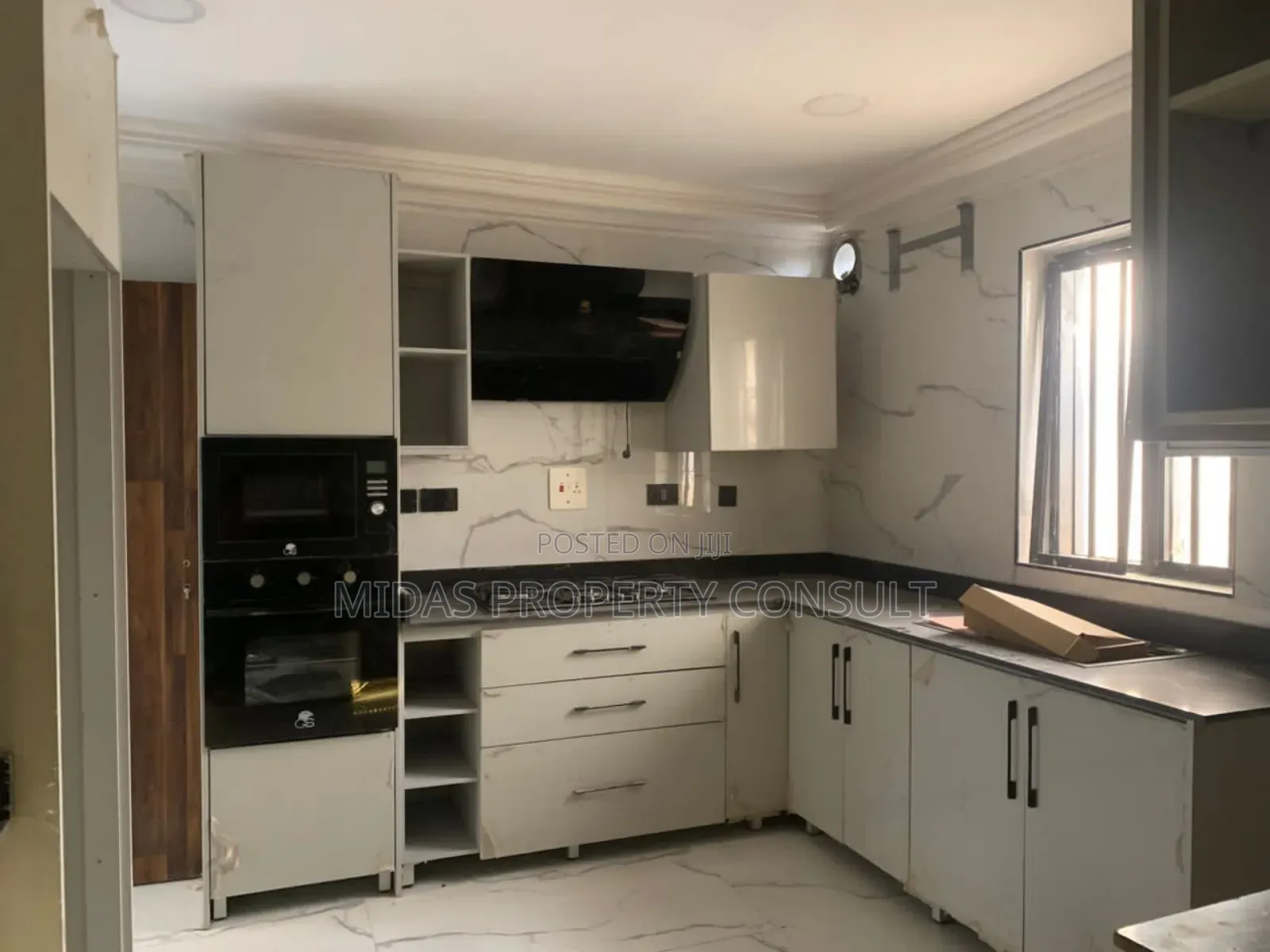 5bdrm House in Adjiringanor, Adjiriganor for sale