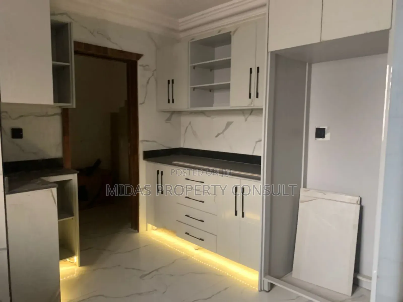 5bdrm House in Adjiringanor, Adjiriganor for sale