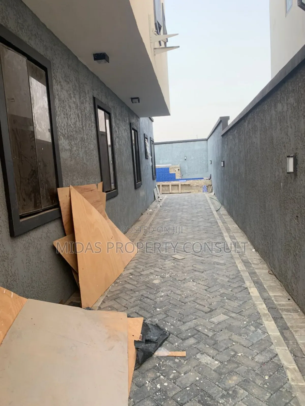 5bdrm House in Adjiringanor, Adjiriganor for sale
