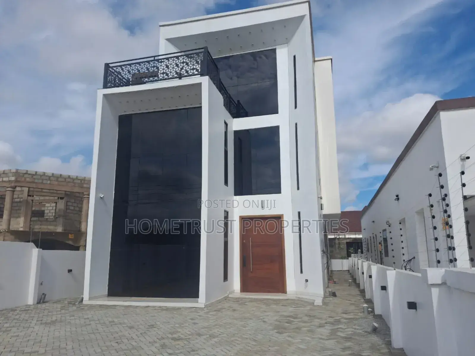 5bdrm Duplex in Hometrust Properties, East Legon for sale
