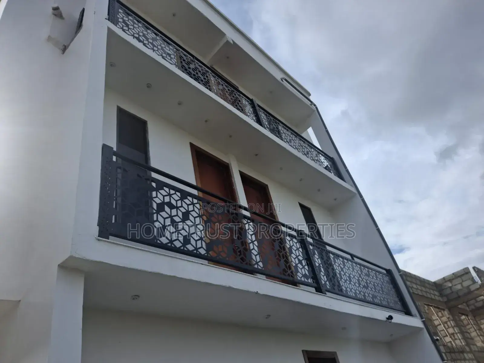 5bdrm Duplex in Hometrust Properties, East Legon for sale