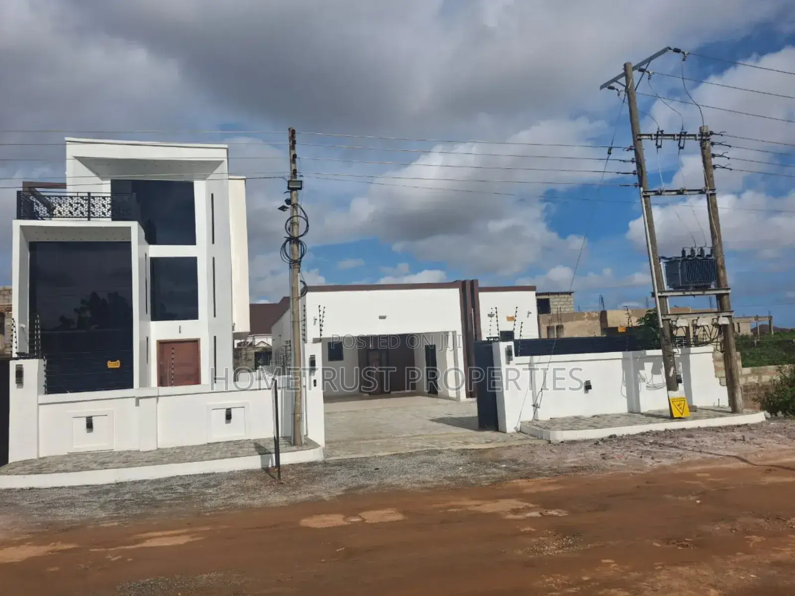 5bdrm Duplex in Hometrust Properties, East Legon for sale