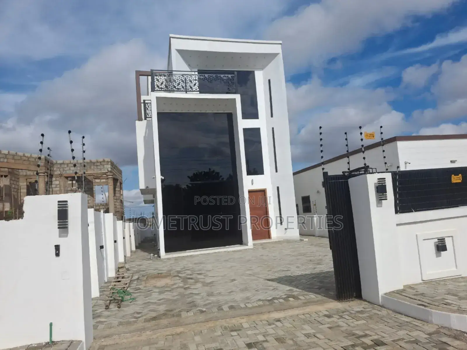 5bdrm Duplex in Hometrust Properties, East Legon for sale