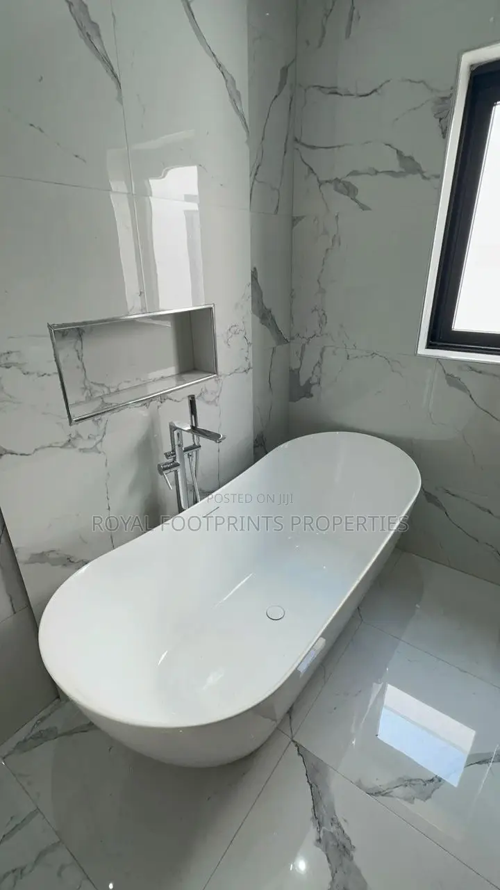 4bdrm House in Luxelooks Properties, Ashaley Botwe for sale