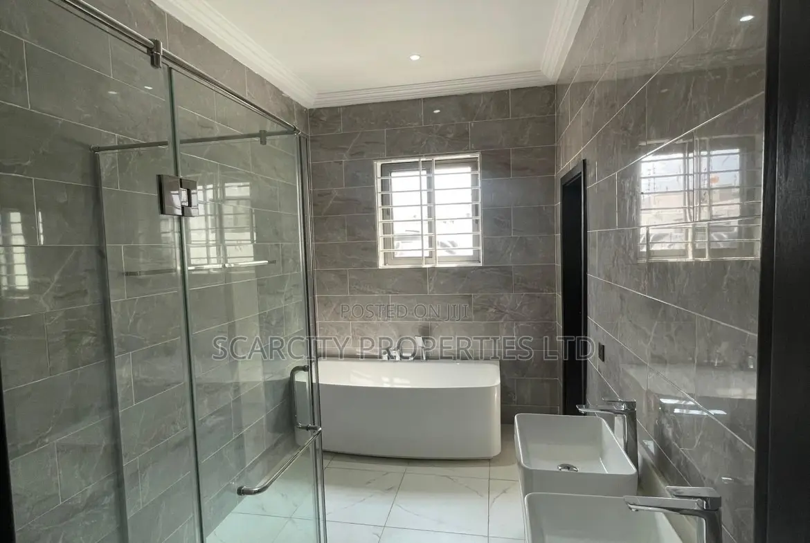 4bdrm House in Adenta for sale