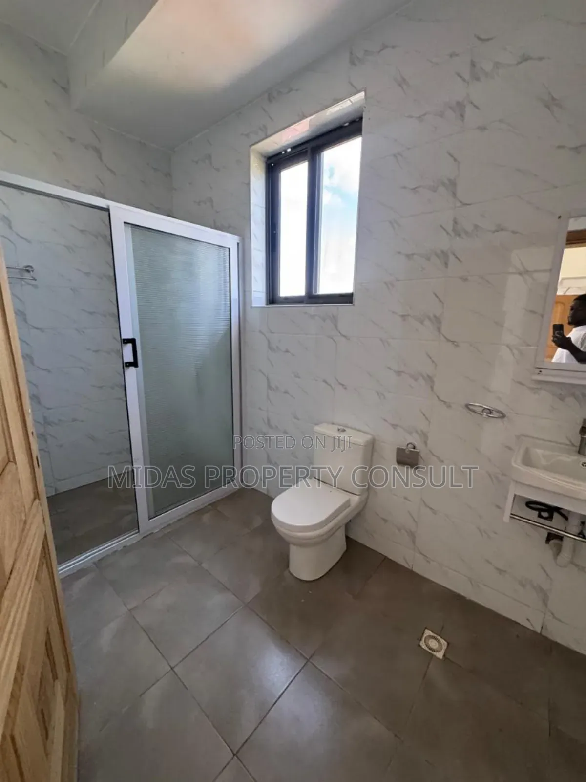 3bdrm Townhouse/Terrace in Ashaley Botwe, School Junction for sale