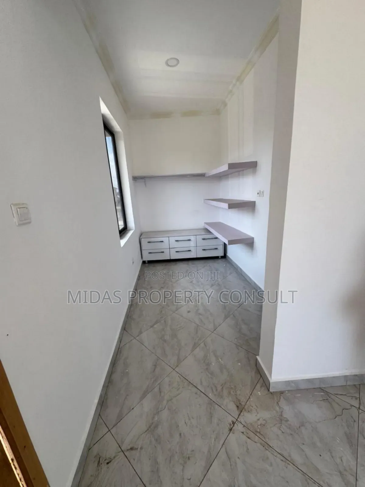 3bdrm Townhouse/Terrace in Ashaley Botwe, School Junction for sale
