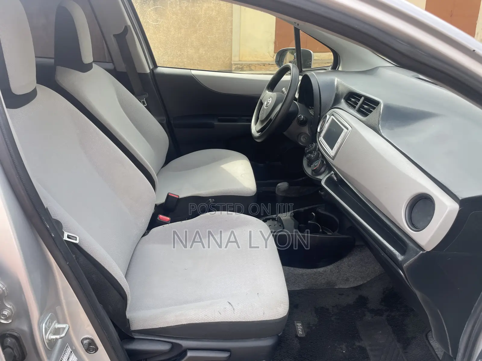 Toyota Vitz 1.3 FWD 5dr 2012 Silver