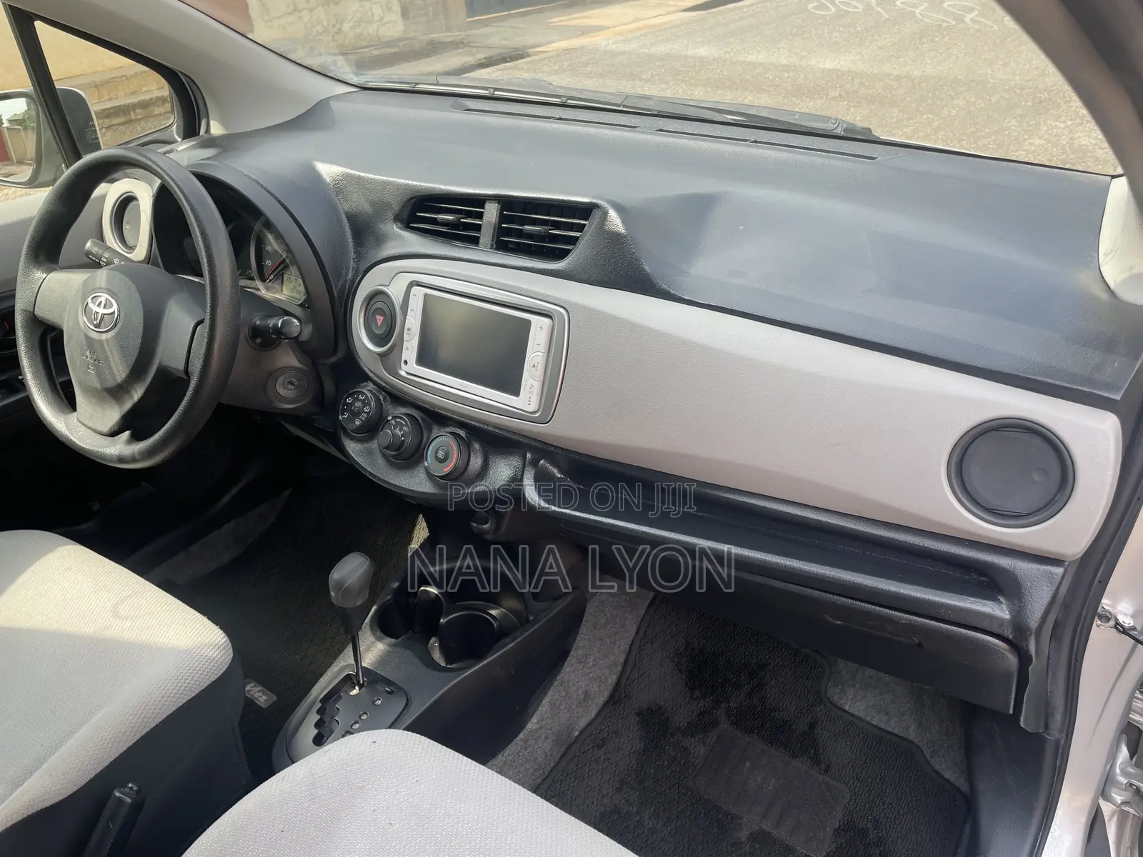 Toyota Vitz 1.3 FWD 5dr 2012 Silver