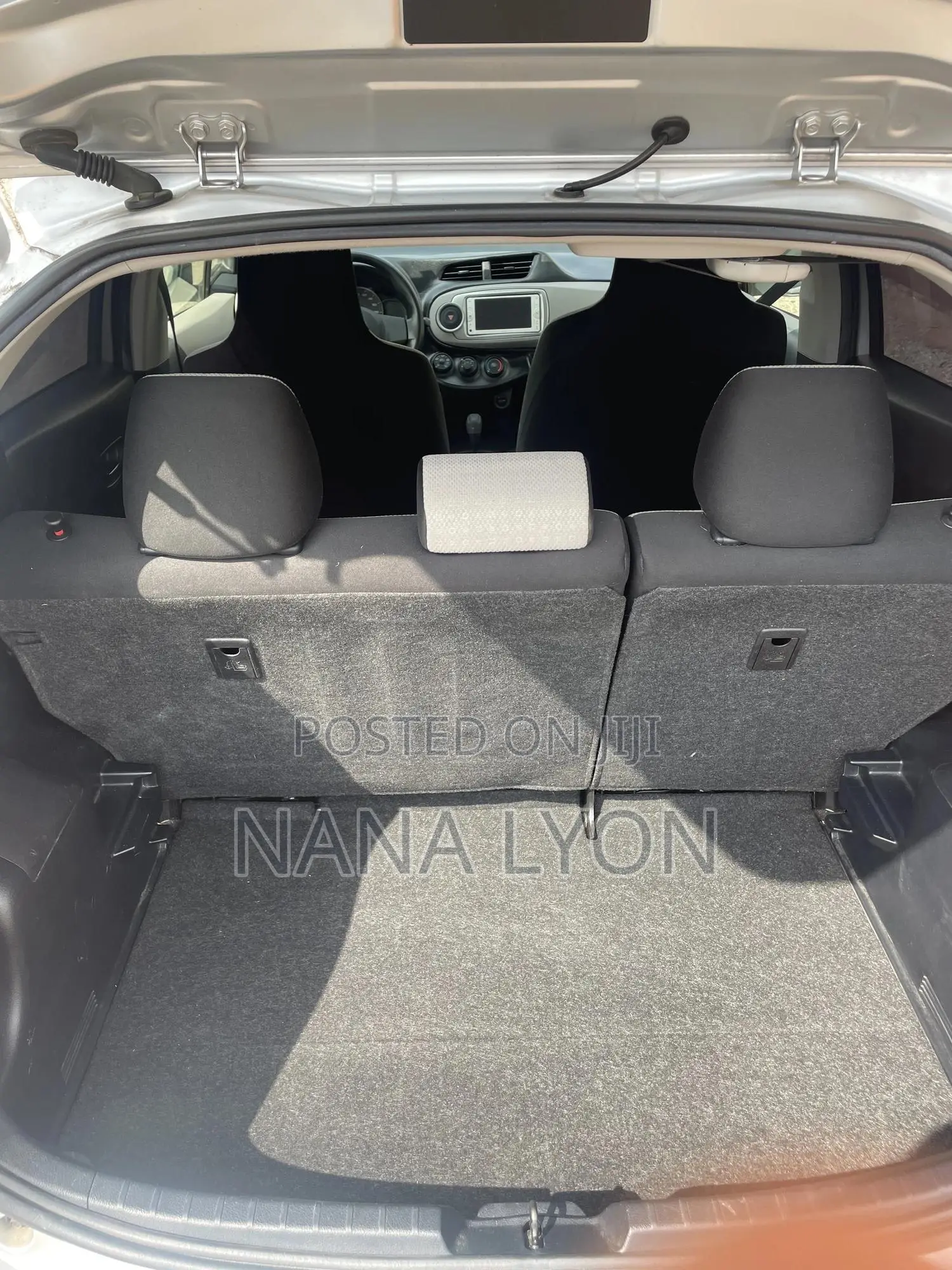 Toyota Vitz 1.3 FWD 5dr 2012 Silver