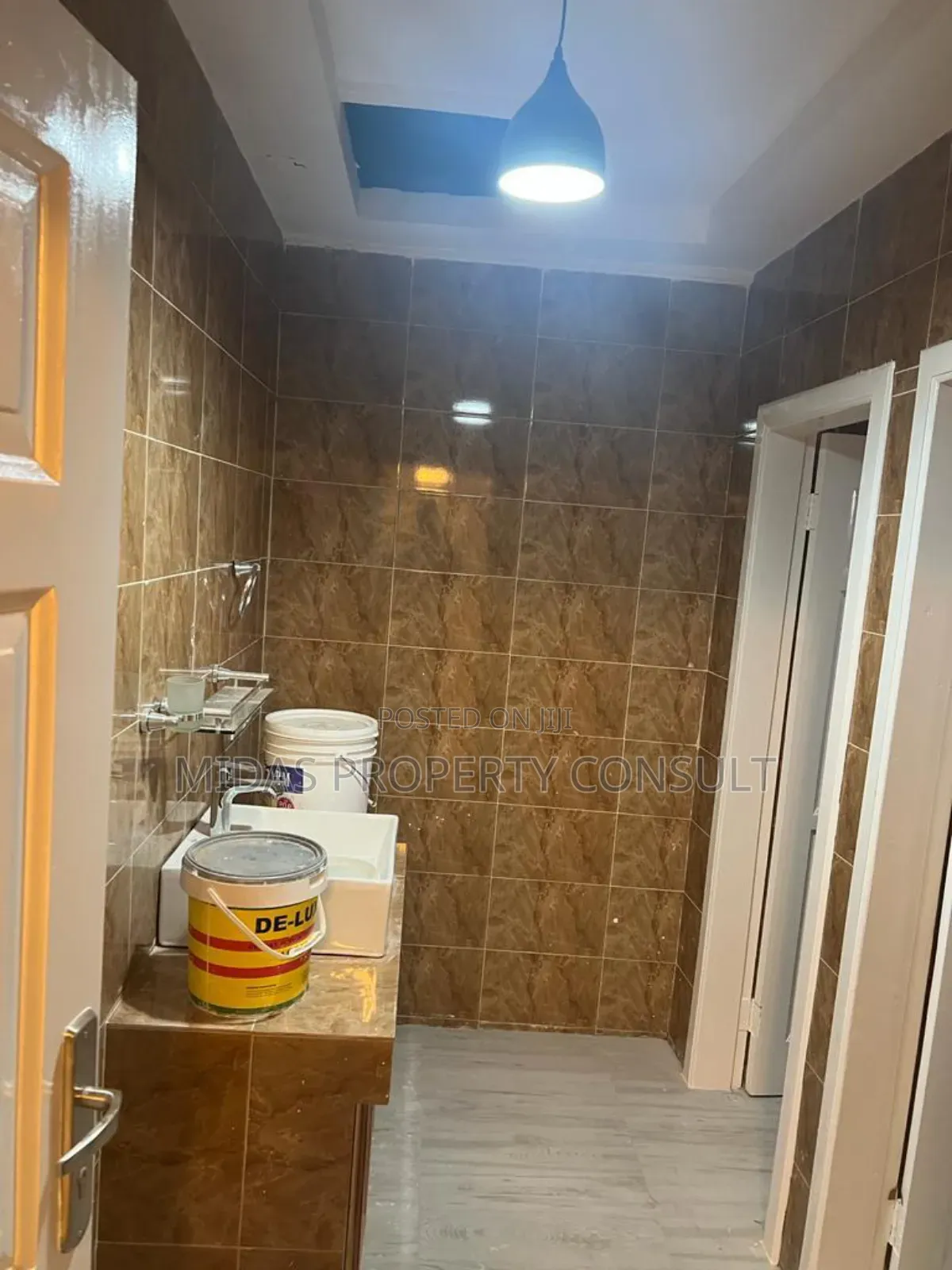 10bdrm House in Prime Tema for sale