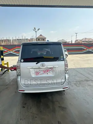 Toyota Voxy 2010 Silver