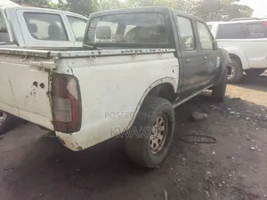 Nissan Hardbody 2004 White