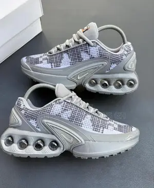 Nike Zig Ash
