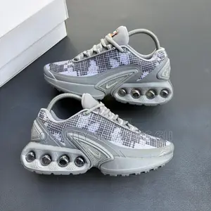 Nike Zig Ash