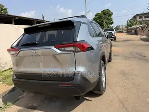 Toyota RAV4 XLE 2021 Silver