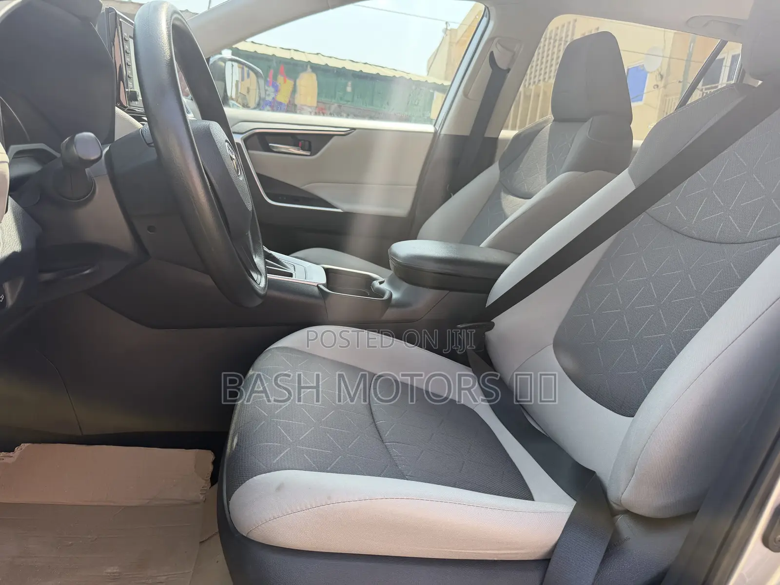 Toyota RAV4 XLE 2021 Silver