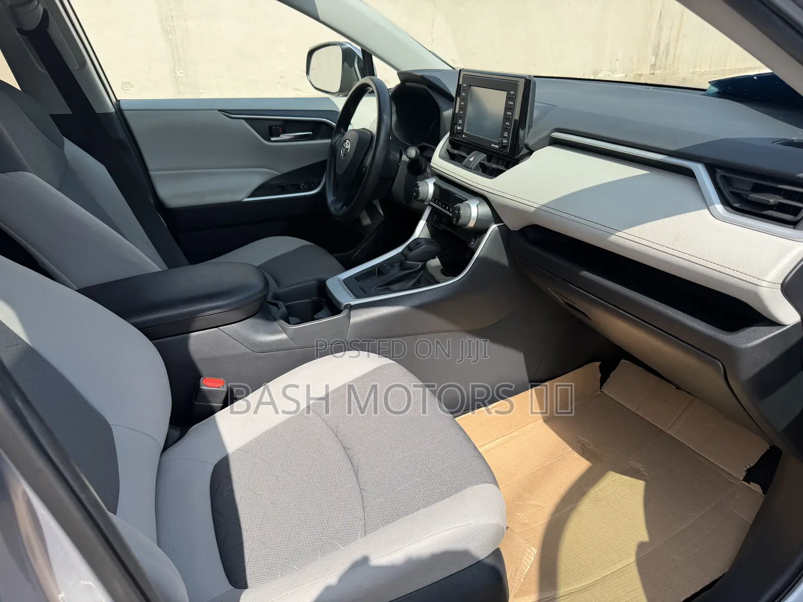 Toyota RAV4 XLE 2021 Silver