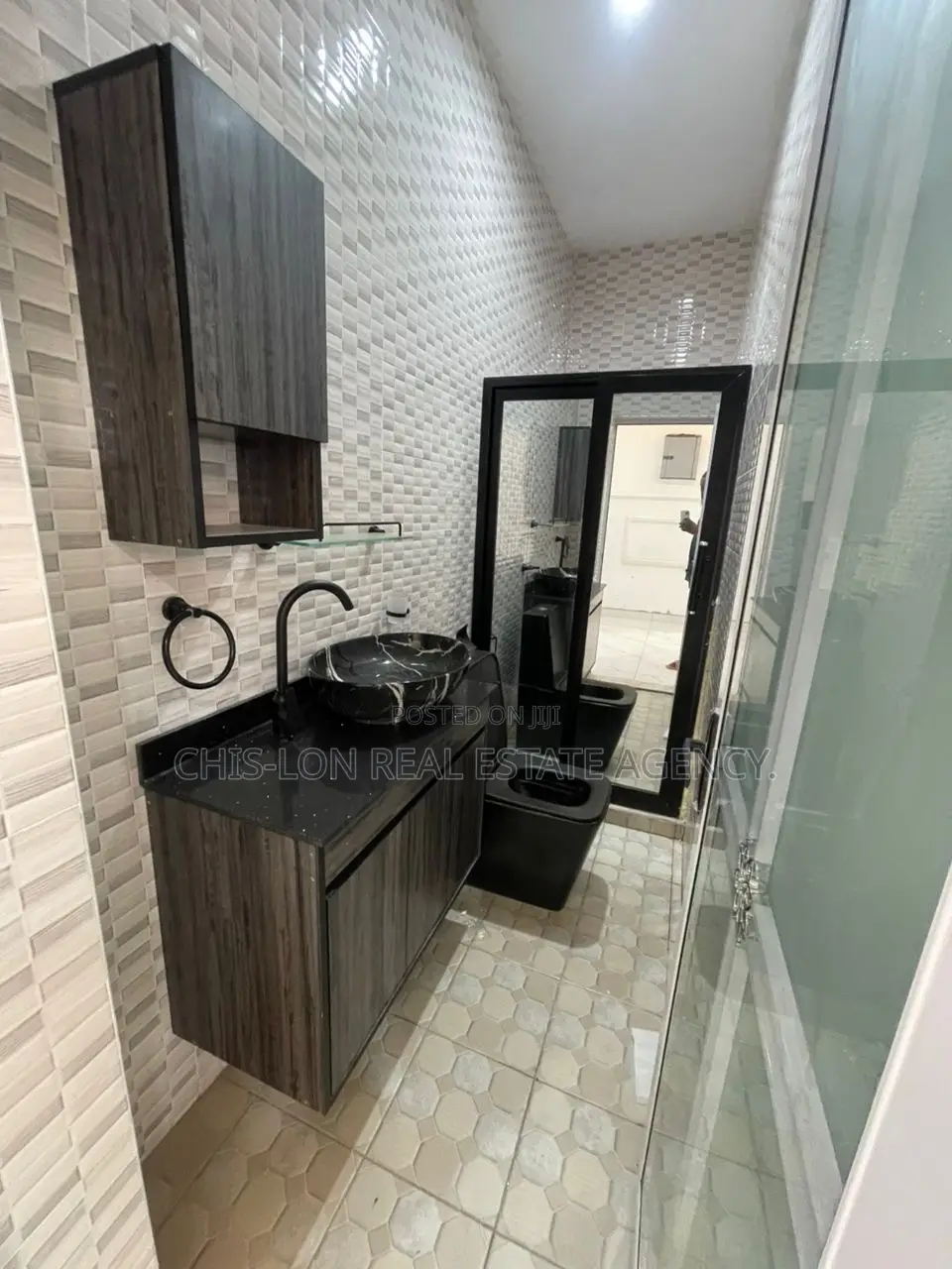 3bdrm Apartment in Chis-Lon Global, Weija Junction for rent