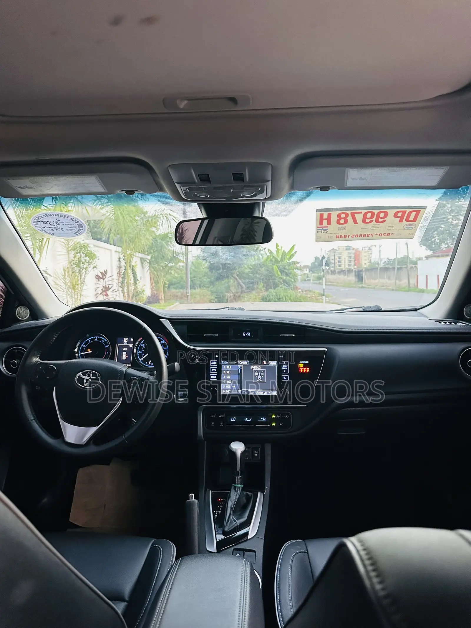 Toyota Corolla XLE (1.8L 4cyl 2A) 2018 White