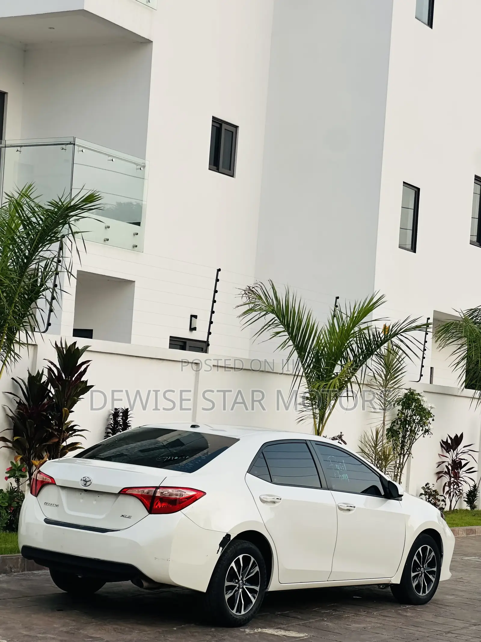 Toyota Corolla XLE (1.8L 4cyl 2A) 2018 White