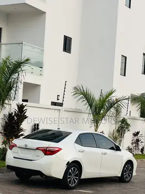 Toyota Corolla XLE (1.8L 4cyl 2A) 2018 White